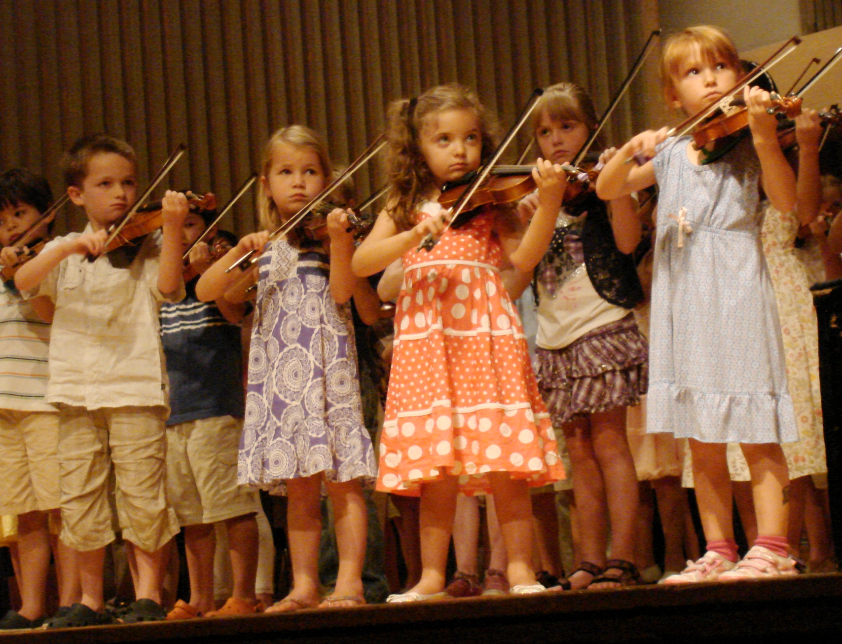 Suzuki students. Stilfehler, CC BY-SA